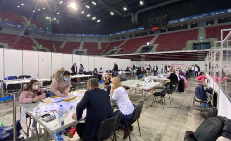 Секционни избирателни комисии в столицата вече приключиха с броенето на